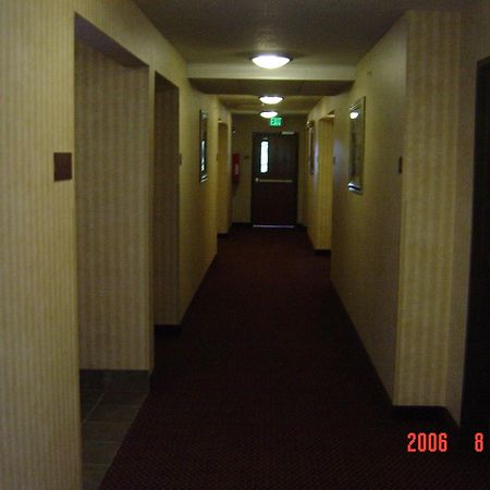 שררוויל Hometown Inn & Suites מראה חיצוני תמונה