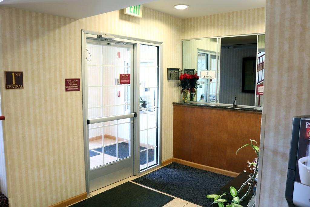שררוויל Hometown Inn & Suites מראה חיצוני תמונה